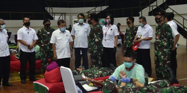 Sambut HUT Ke-75, TNI Gelar Donor Darah dan Bagikan Ribuan Paket Sembako