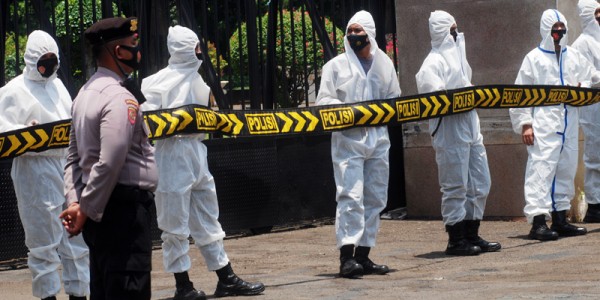 Petugas Kepolisian Jaga Pakai Hazmat
