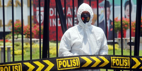 Polisi Pakai Baju Hazmat