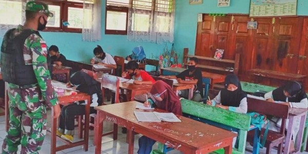 Tenaga Pendidik Terus Diberikan Satgas Yonif Mr 413 Kostrad di Sekolah Papua