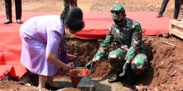 Nanny Hadi Tjahjanto Letakan Batu Pertama Pembangunan PAUD Holisitic Integrative