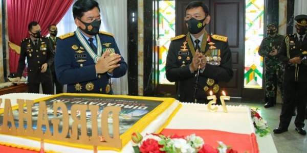 Panglima TNI Terima Kejutan dari Kapolri di HUT Ke-75 TNI