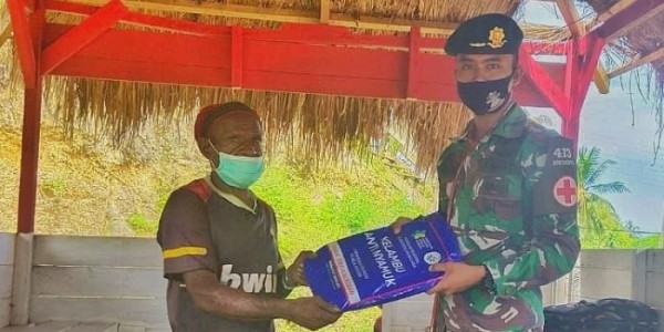 Tekan Angka Malaria, Satgas Yonif MR 413 Bagikan Insektisida