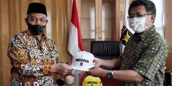 Sohibul Serahkan Topi Presiden ke Syaikhu