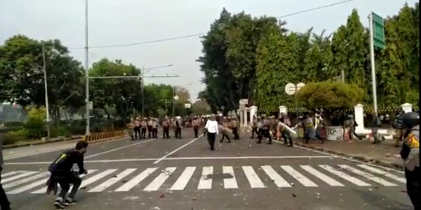 Aksi Massa Tolak Omnibus Law di Belakang Istana Ricuh