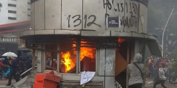 Pospol Dibakar, Aparat Pukul Mundur Demostran Hingga Tugu Tani