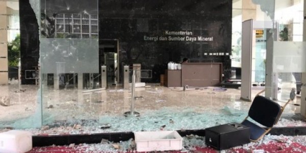 Gedung Kementerian ESDM Dirusak Massa Pendemo Tolak Omnibus Law
