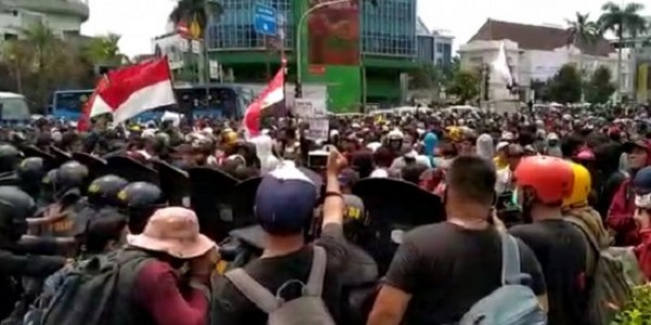 Adian Napitupulu Datangi Polda Metro Jaya Jenguk Demonstran yang Ditahan