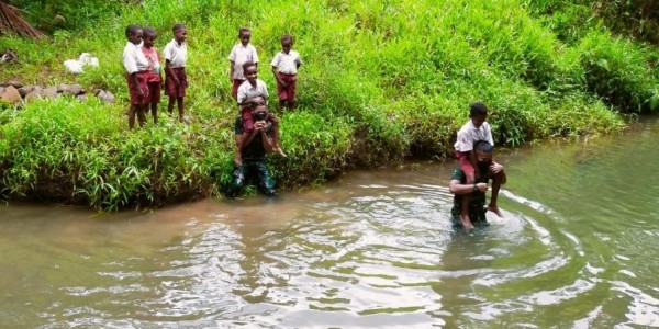 Minim Jembatan, TNI Rela Arungi Sungai Antar Anak-Anak ke Sekolah
