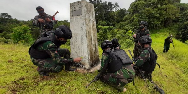 Patroli Patok Perbatasan Indonesia-Papua Nugini di Pos Kangewot