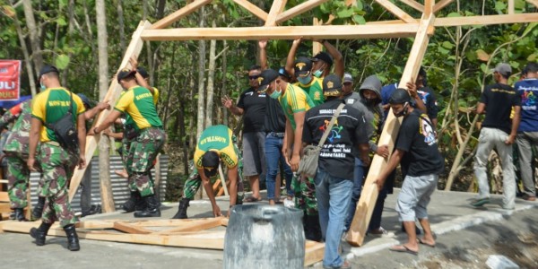 Tingkatkan Sinergitas Yonarmed 12/Divif 2 Kostrad Gelar Bedah Rumah Bersama ICN Peduli