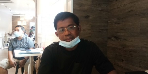 Hadiahkan Buku di HUT Ke-56, Idrus Yakin Airlangga Bisa Menangkan Partai Golkar