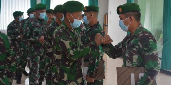 Kasrem Lepas Lima Prajurit Terbaik