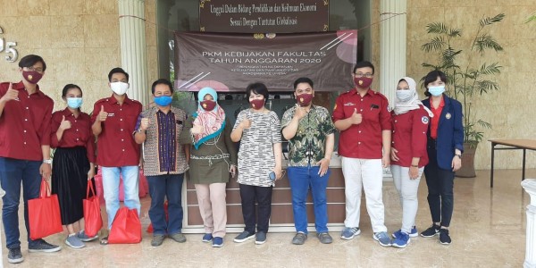 Dosen Akuntansi FE Unesa Bagikan Sembako untuk Mahasiswa Terdampak Covid-19