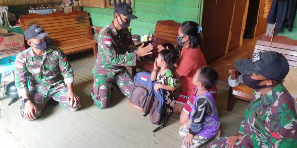 Satgas Pamtas Yonif 642/Kapuas Bagikan Buku dan Tas Sekolah Kepada Anak-Anak Perbatasan
