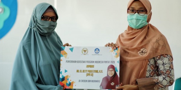 Peduli Pendidikan, Netty Aher Bagikan Beasiswa di Dapil