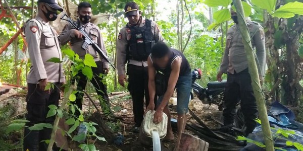 Tak Berkutik Digerebek Polisi Sedang Olah Cap Tikus