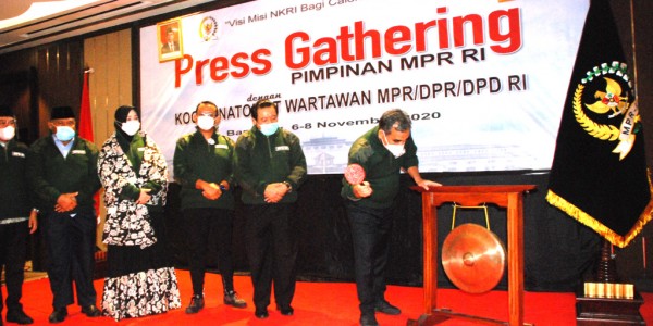 Wakil Ketua MPR Ahmad Muzani Buka Presgathering Wartawan Parlemen
