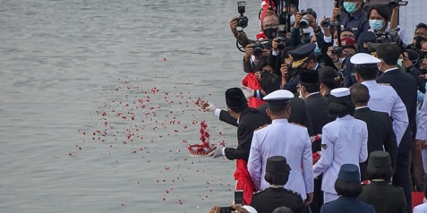 Peringati Hari Pahlawan, Puan Pimpin Tabur Bunga dari Atas KRI 