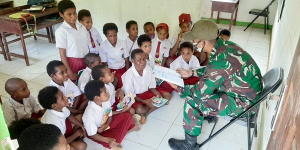 Kekurangan Guru, Satgas Yonif 516/CY Rela Jadi Tenaga Pengajar