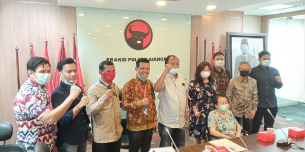 Merasa Dirugikan Puluhan Milyar, Perempuan Lansia Ini Ngadu Ke Gedung DPR
