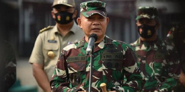 Pangdam Jaya Sebut 900 Spanduk Habib Rizieq Ditertibkan, Warga Ikut Turunkan