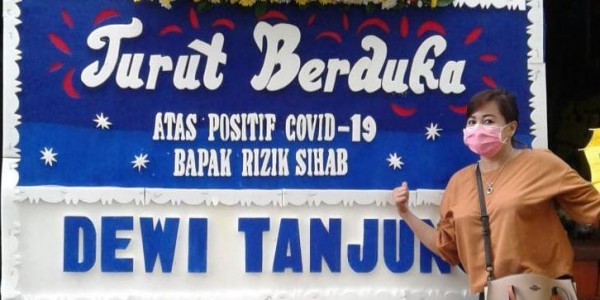 Dewi Tanjung Kirim Karangan Bunga ke HRS Bertuliskan "Turut Berduka"