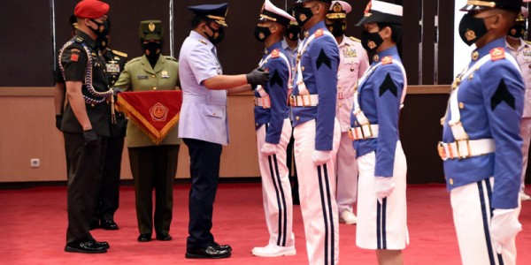 Panglima TNI Wisuda 923 Prajurit dan Bhayangkara Taruna
