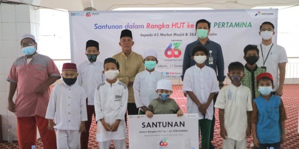 Berbagi Kebahagiaan, Pertamina Beri Santunan kepada 63 Marbot Masjid dan 363 Anak Yatim