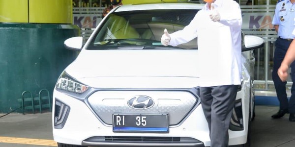 Top, Menteri Budi Karya Resmi Pakai Mobil Listrik Untuk Kendaraan Dinas