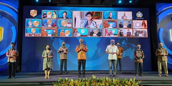 Staf Operasi Panglima TNI Terima Penghargaan HWPA dari Kemenlu RI