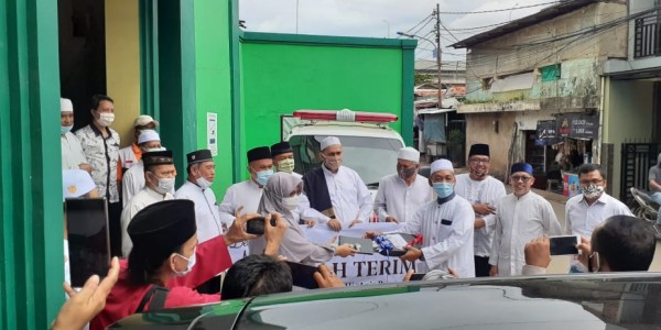 Di Masjid Al-Muqorrobin, Anis Serahkan Mobil Ambulans untuk Warga