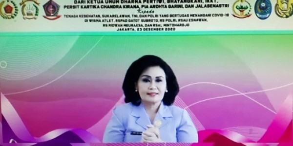 Ketua Umum Dharma Pertiwi dan Bhayangkari Bagikan Bansos Kepada Relawan Covid-19