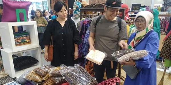 Pertamina Dukung UMKM Sociopreneur, Mitra Binaan Ini Ajak Ibu Rumah Tangga Bikin Kerajinan Bantal Smock