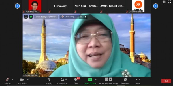 Serahkan Bantuan, Anis Berharap UMKM Bangkit dan Perkuat Ekonomi Nasional