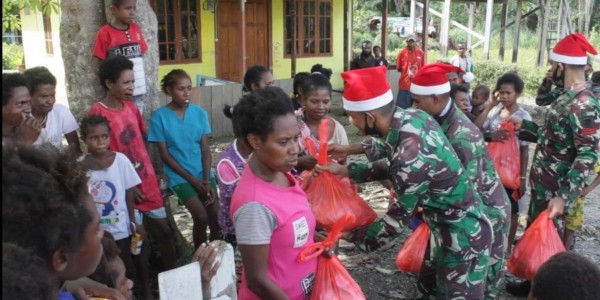 Satgas Yonif MR 413 Kostrad Salurkan 1.250 Paket Sembako Natal di Perbatasan RI-PNG