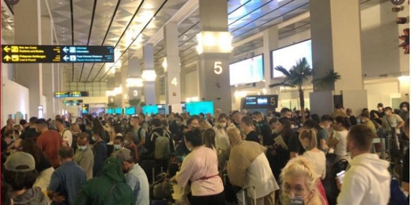 Kerumunan WNA di Terminal 3, LaNyalla Minta Otoritas Bandara Tegas Terapkan Prokes