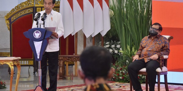 Jokowi: 70 Persen Penduduk Harus Divaksin