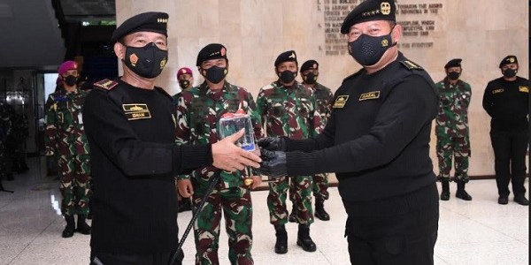Panglima TNI Hadiri Penyematan Brevet Hiu Kencana TNI AL Kepada Kapolri