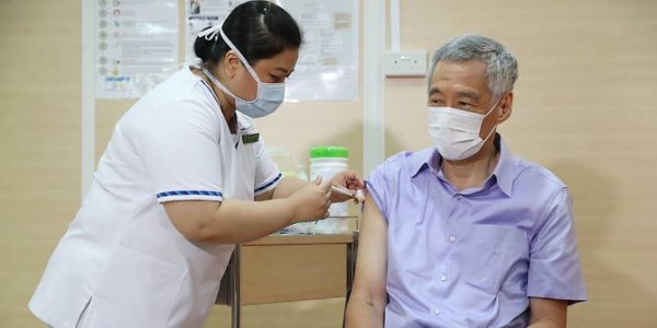 PM Singapura Orang Pertama yang Disuntik Vaksin Covid-19