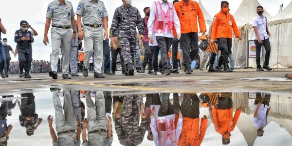 Gunakan Kapal KRI John Lie, Menhub dan Panglima TNI Tinjau Lokasi Jatuhnya Sriwijaya Air