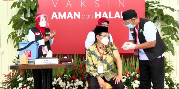 Sekjen MUI Ikut Vaksinasi Covid-19 Perdana di Istana Negara
