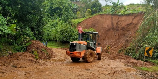 BNPB: Jalur Darat Majene-Mamuju Kembali Pulih