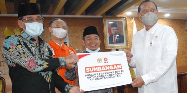 Anggota Fraksi PKS DPR Berikan Bantuan Korban Bencana Alam