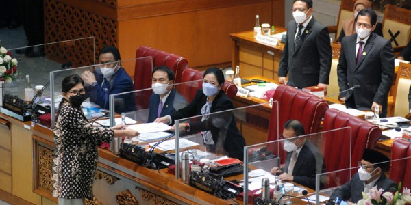 Ketua Komisi IX DPR RI Felly Estelita Runtuwene  Serahkan Hasil Fit and Proper Test Dewas BPJS