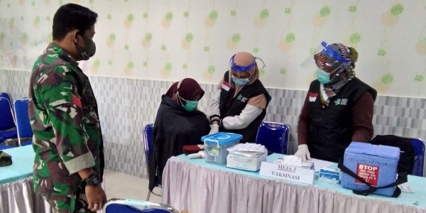 Tenaga Kesehatan di Lamongan Mulai Divaksin