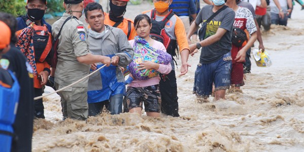 Warga Pondok Gede Permai Dievakuasi