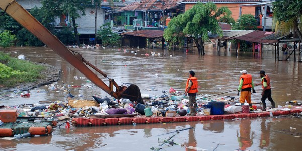Angkat Sampah Hanyut Di Kali