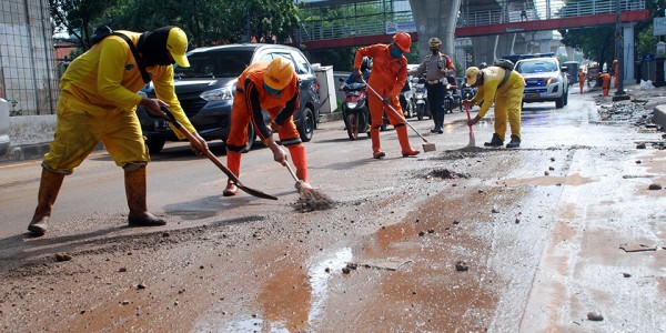 Bersihkan Lumpur Banjir