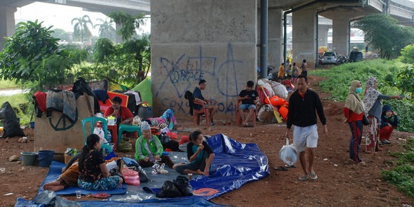 Pengungsi Banjir Di Bawah Tol Becakayu